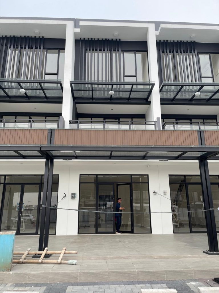 Disewakan Ruko 3 Lantai Bagus Hampton Avenue E By Rumah Chinida